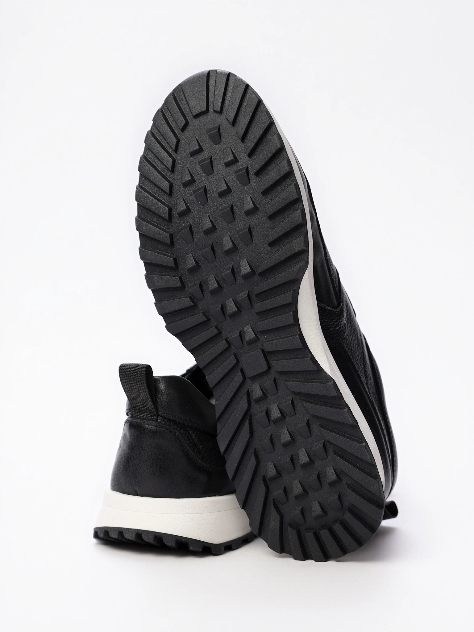 Кроссовки черного цвета на средней контрастной подошве